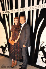 组图：爱戴穿透视复古长裙现身 优雅大方很动人