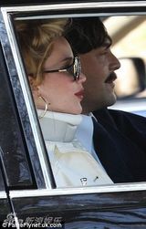 组图：劳伦斯餐厅吻戏显专业 贝尔变秃头肥男