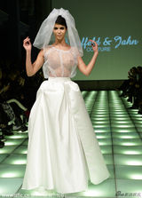 组图:德足球宝贝舍费尔半裸穿婚纱走秀性感火辣