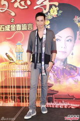 组图：邓萃雯不担心新剧收视 黄德斌横抱伍咏薇