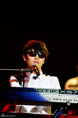 高清图：方大同北京个唱一票难求 翻唱致敬王菲