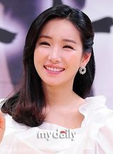 组图：《你的女人》发布会朴英琳深V秀美背