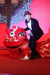 组图：关喆签约华纳举办记者会 自比嫁入豪门