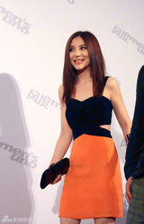 组图：熊乃瑾亮相颁奖礼 简约拼色裙娇俏迷人