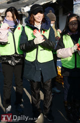 组图：韩星孙泰英参加发煤炭献爱心活动