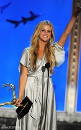 幻灯：桑德拉-布洛克获电视众选择奖年度娱乐大奖