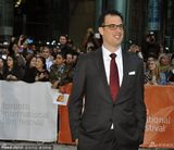 组图：安妮斯顿叉腰秀沟 未婚夫后台低调捧场