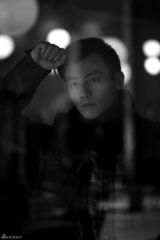 组图：是安黑白大片演绎文艺理想男 玩转时空倒影