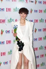 组图：谭维维东方风云榜获两大金曲 御姐范十足