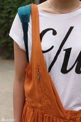 组图：童瑶街拍LOOK 姜黄色单肩长裙搭字母T恤