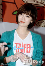 组图：具惠善清新亮相推广台北游 现场做凤梨酥