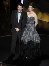 组图：甜姐安妮-海瑟薇主持奥斯卡 百变造型秀才艺