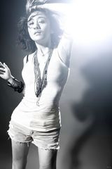 组图：刘芸复出拍个性写真 发表傲娇80后辣妈宣言