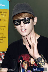 组图：SHINeeTEENTOP亮相机场 赴新参加演出