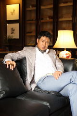 幻灯图集：张国强秀“男人风尚” 展现熟男魅力