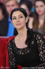 组图：贝鲁奇裸色蕾丝裙上节目 紧并双腿防走光