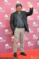 组图：《弗兰克的夏天》发布 导演满脸胡渣亮相