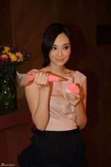 组图：吴佩慈明星厨房展厨艺 与妈妈共组姐妹宴