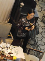 组图：那英拎名包现身酒店 喝下午茶神秘男买单