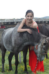 组图：潘辰赴西藏写真曝光 身着红裙与马儿亲昵