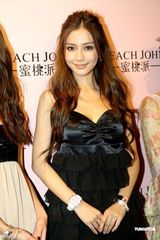 高清图：Angelababy性感出席内衣秀 拒谈黄晓明