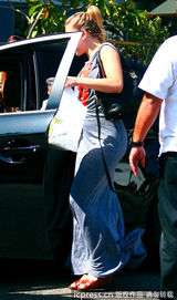 组图：斯嘉丽-约翰逊紧身长裙秀凹凸身材