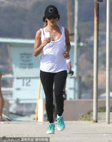 组图：伊娃背心紧身裤亮相 跑步锻炼秀身材