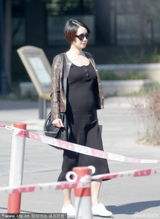 组图：马伊琍挺大肚独自上街 孕相明显证怀二胎