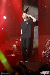 组图：周柏豪香港连开唱 为练身材不沾零食