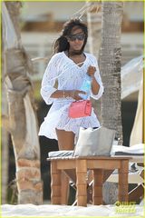 组图：坎贝尔与前任夫妻三人行 正室比基尼示威