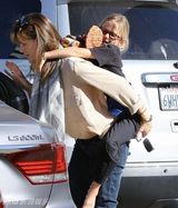 组图：詹妮弗加纳变女汉子 背起7岁女儿显亲密