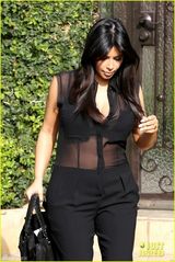 组图：卡戴珊怀孕仍穿低胸透视 豪乳傲人