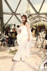 高清：萧亚轩化身纯美新娘 获赠10克拉钻石戒指