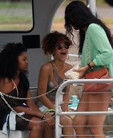 组图：蕾哈娜泳装现身游艇秀火辣身材