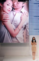 幻灯：高圆圆姚晨李小璐出席时尚活动 互相PK秀性感