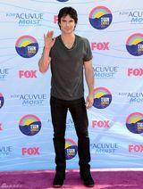 组图：《吸血鬼日记》剧组亮相 “卡洛琳”黄裙最夺目