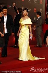 组图：翁虹娇俏黄裙秀香肩 张智霖帅气亮相