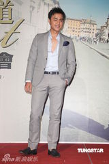 组图：明道出书承诺明年入伍 赴意大利遭男子搭讪