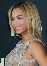 组图：《人生如梦》首映 碧昂斯秀傲人胸线