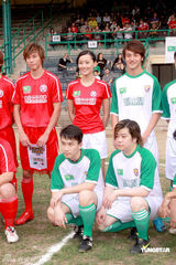 幻灯图：陈法拉变身足球宝贝 着球服秀飒爽英姿