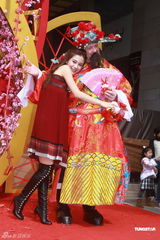 Angelababy熊抱财神爷 丁子高叹杨千嬅无暇造人(图)