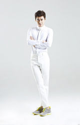 组图：李易峰简约风写真 显纯真儒雅气质