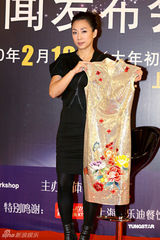 幻灯图：林忆莲获赠限量旗袍 上海开唱主打音乐牌 