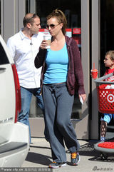 组图：布兰妮休闲装外出身材肥硕似大妈