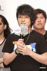 组图：五月天将赴日韩音乐节 称想体验女仆店