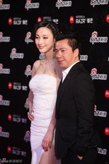 高清组图：2011网络盛典王中磊张俪携手走红毯