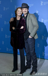 组图：《我，安娜》记者会 女主角夏洛特与导演搞怪