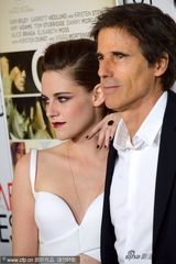 组图：暮光女白色低胸装亮相首映 与导演勾肩搭背