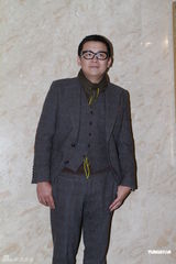 吴京迷彩服示人成焦点 梁汉文假期偷闲看足球(组图)