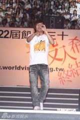 组图：群星献唱公益活动 王力宏义卖行李箱掀高潮